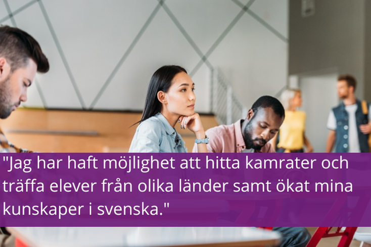 Elever i ett klassrum, citat "Jag har haft möjlighet att hitta kamrater och träffa elever från olika länder samt ökat mina kunskaper i svenska."
