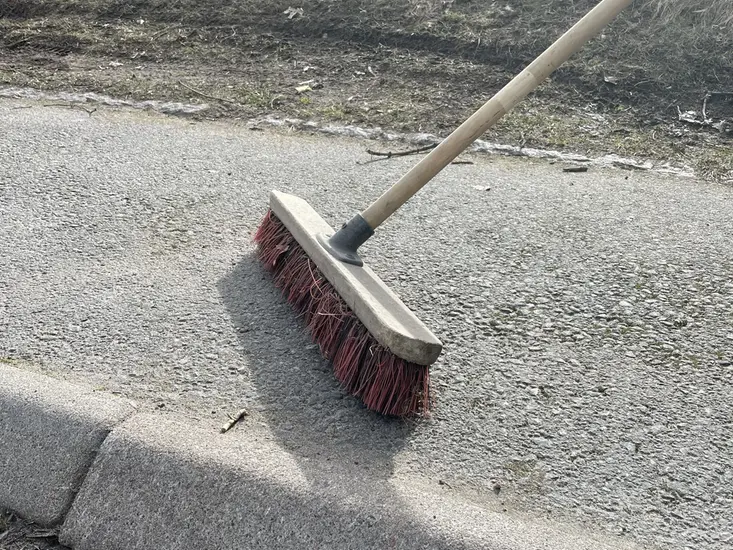 Bild på en sopkvast