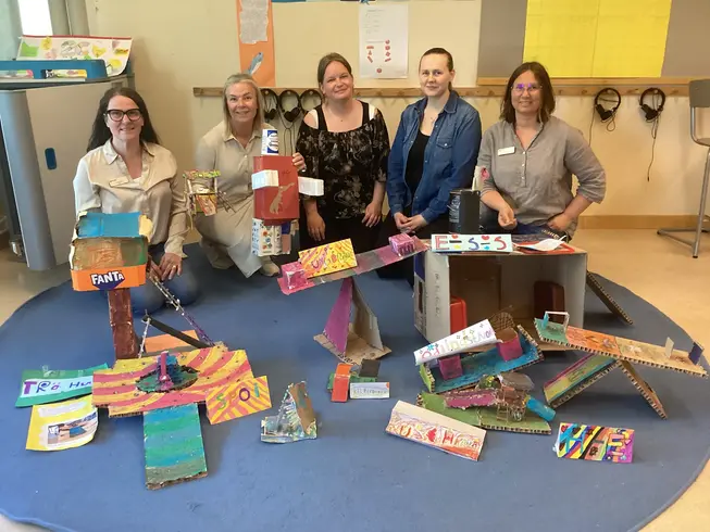 Foto på 5 pedagoger som håller upp barnens alster!