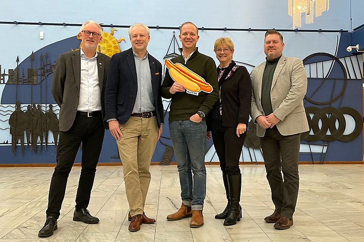 gruppbild på kommunens kommunalråd, kommundirektör, näringslivschef tillsammans med Biltemas Marknadschef.