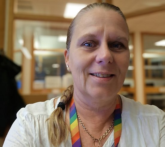 Kvinna med färgglatt nyckelband.