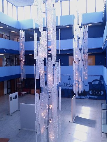 Stor sal med flera våningar och stora lampor