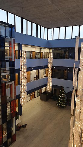stor sal, flera våningar, hiss, lampor och julgran