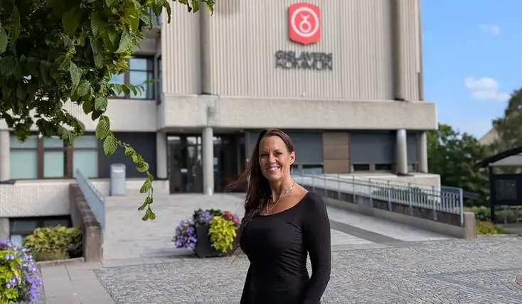 bild på budget- och skuldrådgivare Therese Axelsson. I bakgrunden ser man Gislaveds kommunhus.